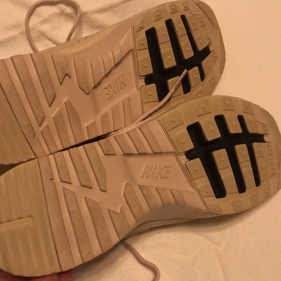 Woman’s Nike shoes - Picture 3 of 4